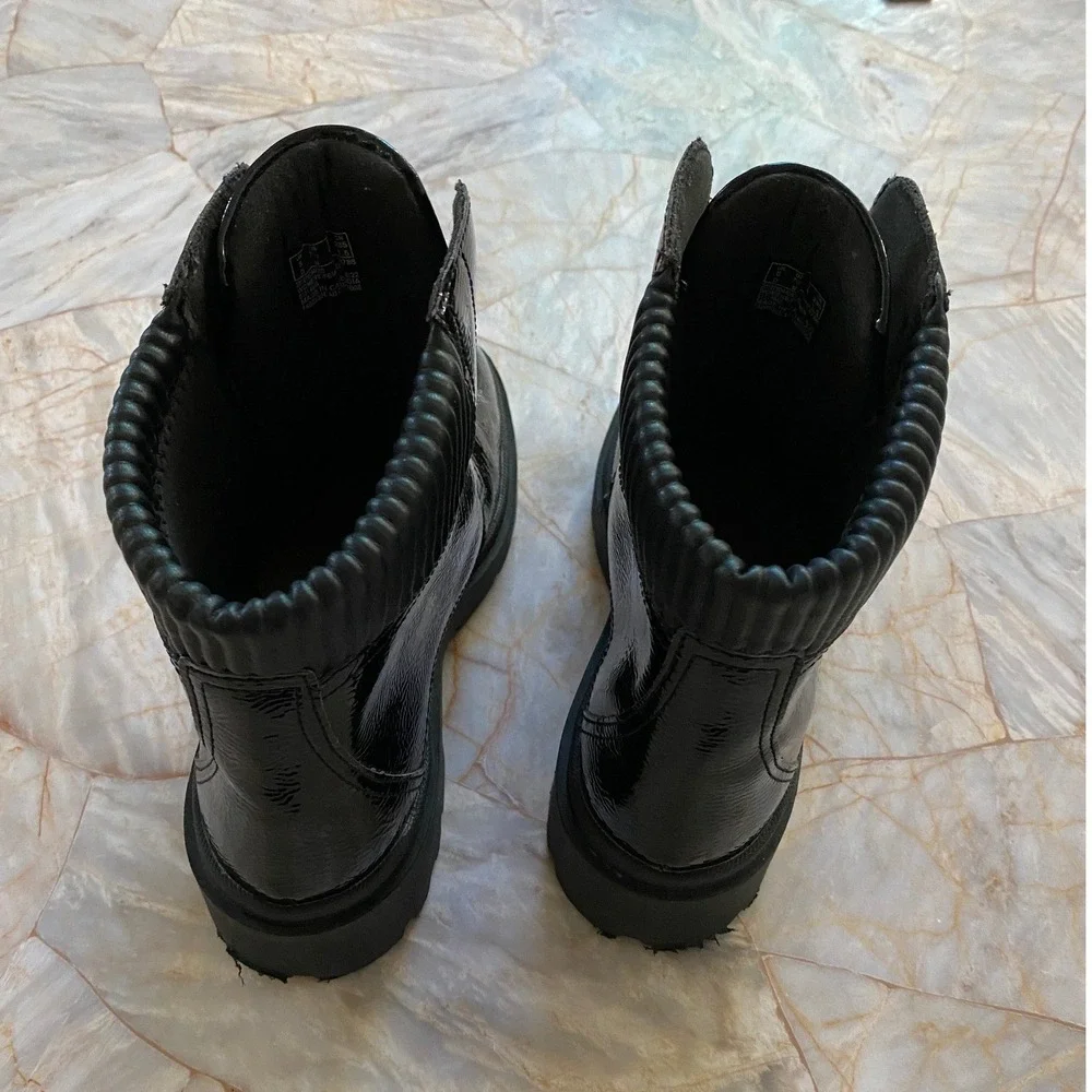 Clarks Womens Black Patent Leather Front Zip Lug Sole Ankle Boots 26167694 7.5